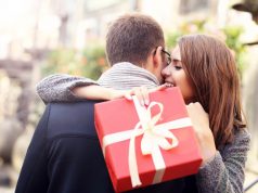 Shopping For Your Partner? Go Online For Best Anniversary Gift For Her a girl holds gift and hugging his man